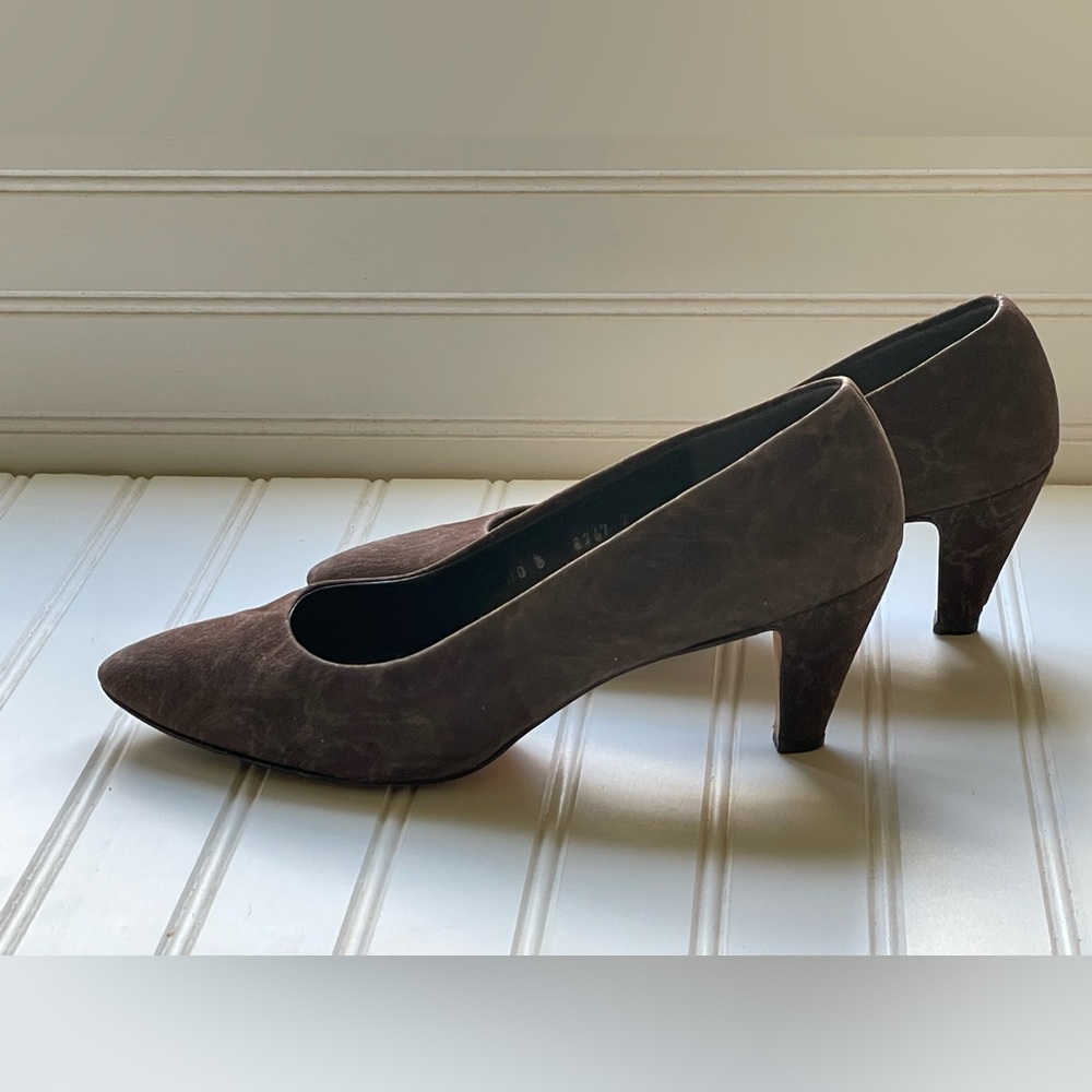 Saks Fifth Ave size 10 Brown suede pumps